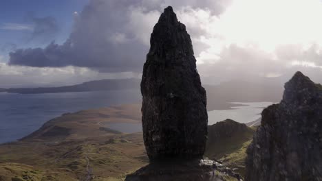 vuelo aéreo de aviones no tripulados del anciano de storr en nubes de tormenta en skye escocia otoño