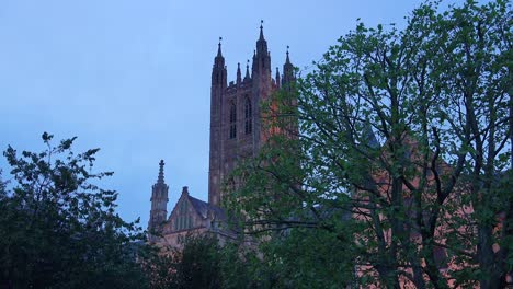 Schöne-Gründungsaufnahme-In-Der-Abenddämmerung-Der-Kathedrale-Von-Canterbury-In-Kent-England?