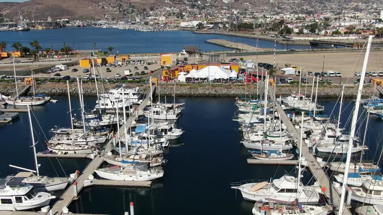 vista aérea de los muelles de yates en ensenada, méxico