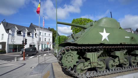 Sherman-Panzeranzeige-Aus-Dem-Zweiten-Weltkrieg-Im-Zentrum-Von-Bastogne-Belgien-Mit-Belgischer-Flagge-Und-Amerikanischer-Flagge