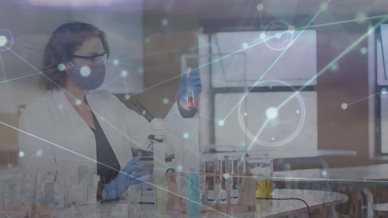 animación de una red de conexiones sobre una científica caucásica con una máscara facial.