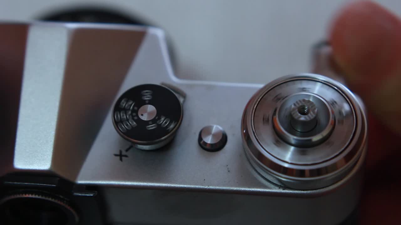 спуск затвора старинного фотоаппарата