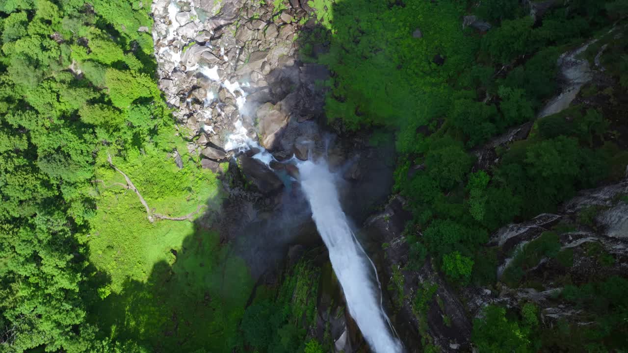 vista aérea en órbita de la cascada de foroglio en la temporada de primavera, suiza