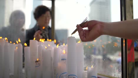 Encendiendo-velas-en-un-santuario-budista