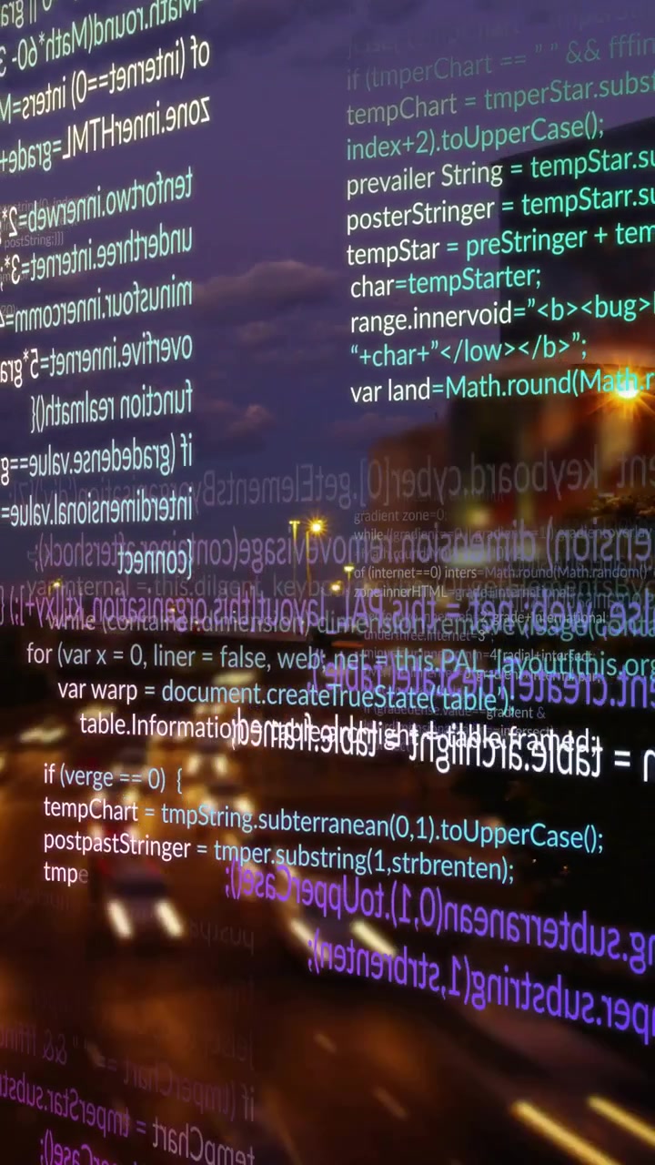 Vidéo verticale : Crépuscule s'installant, initiant une superposition de code dérivant sur les traînées lumineuses de la route, affichant des données
