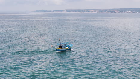 Barco-De-Pescadores-Asiático-Local-Navegando-A-Lo-Largo-De-La-Costa-De-Vietnam,-Tiro-Aéreo-De-Seguimiento