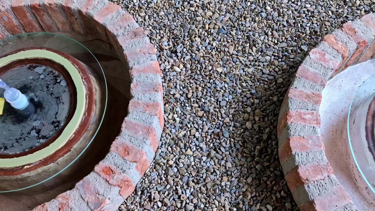 Vasilha de vinho kvevri georgiana tradicional para o processo de fermentação e envelhecimento.