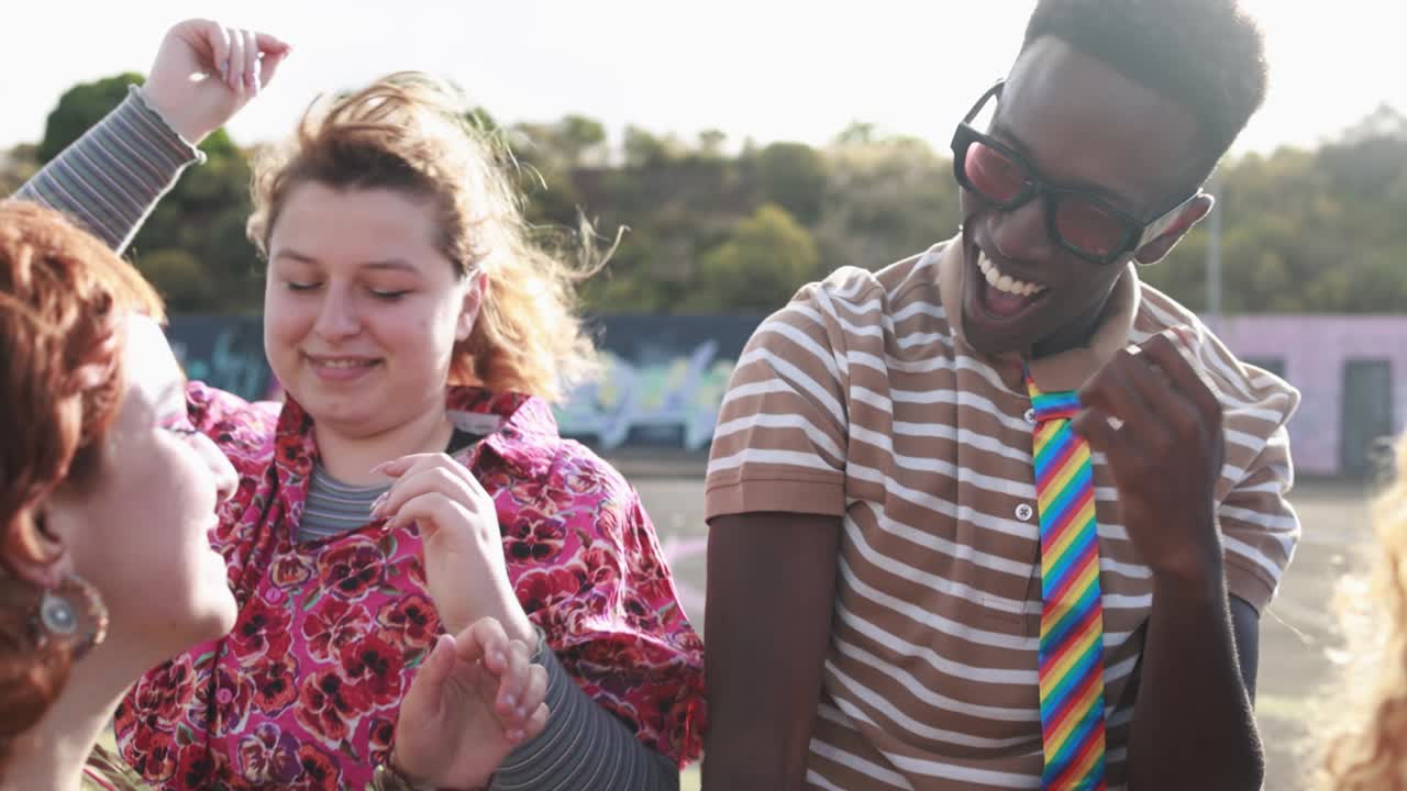 축제 행사에서 야외에서 춤을 추는 행복한 젊은이들 - 파티 및 엔터테인먼트 컨셉