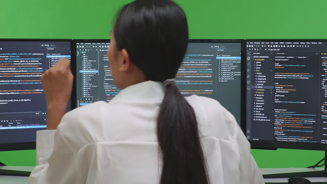 mujer programadora codificando frente a múltiples pantallas de computadora