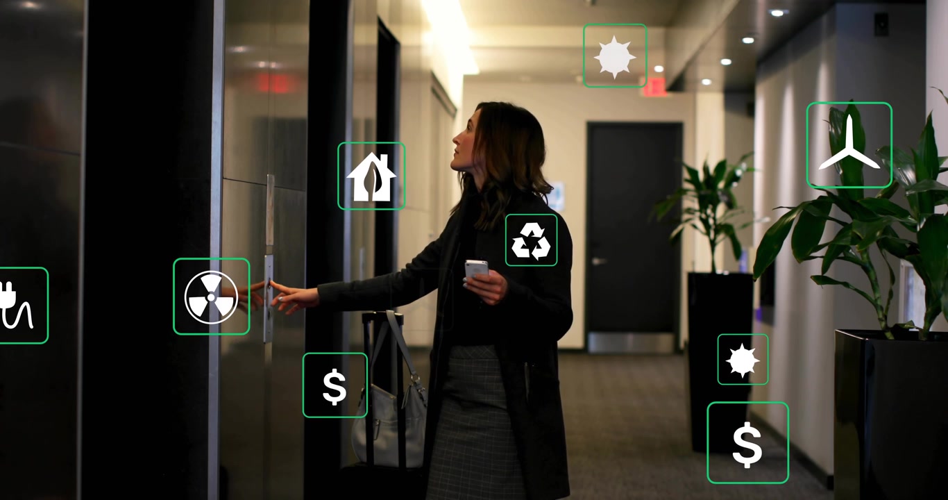 Video verticale: Donna che tira una valigia, controlla il telefono e preme l'ascensore per andare al lavoro, con icone ecologiche intorno a lei