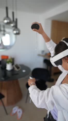 mujer disfrutando de la experiencia vr en casa