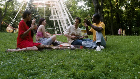 cuatro personas pasando un buen rato al aire libre