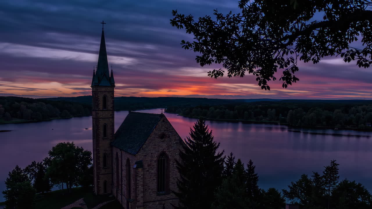 해가 지면 호수 에 있는 교회