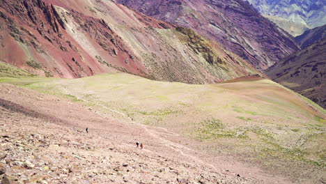 Wide-tilt-up-shot-as-people-descending-from-mountains-in-Himalaya,-hikers-in-the-wilderness