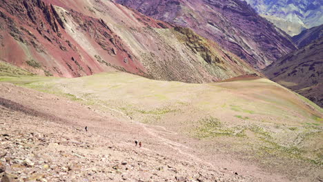 gran tiro inclinado hacia arriba como personas que descienden de las montañas en el himalaya, excursionistas en el desierto