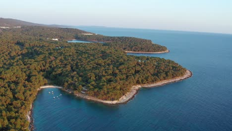 toma aérea de la isla de losinj dando vueltas para mostrar mali losinj, croacia en la distancia