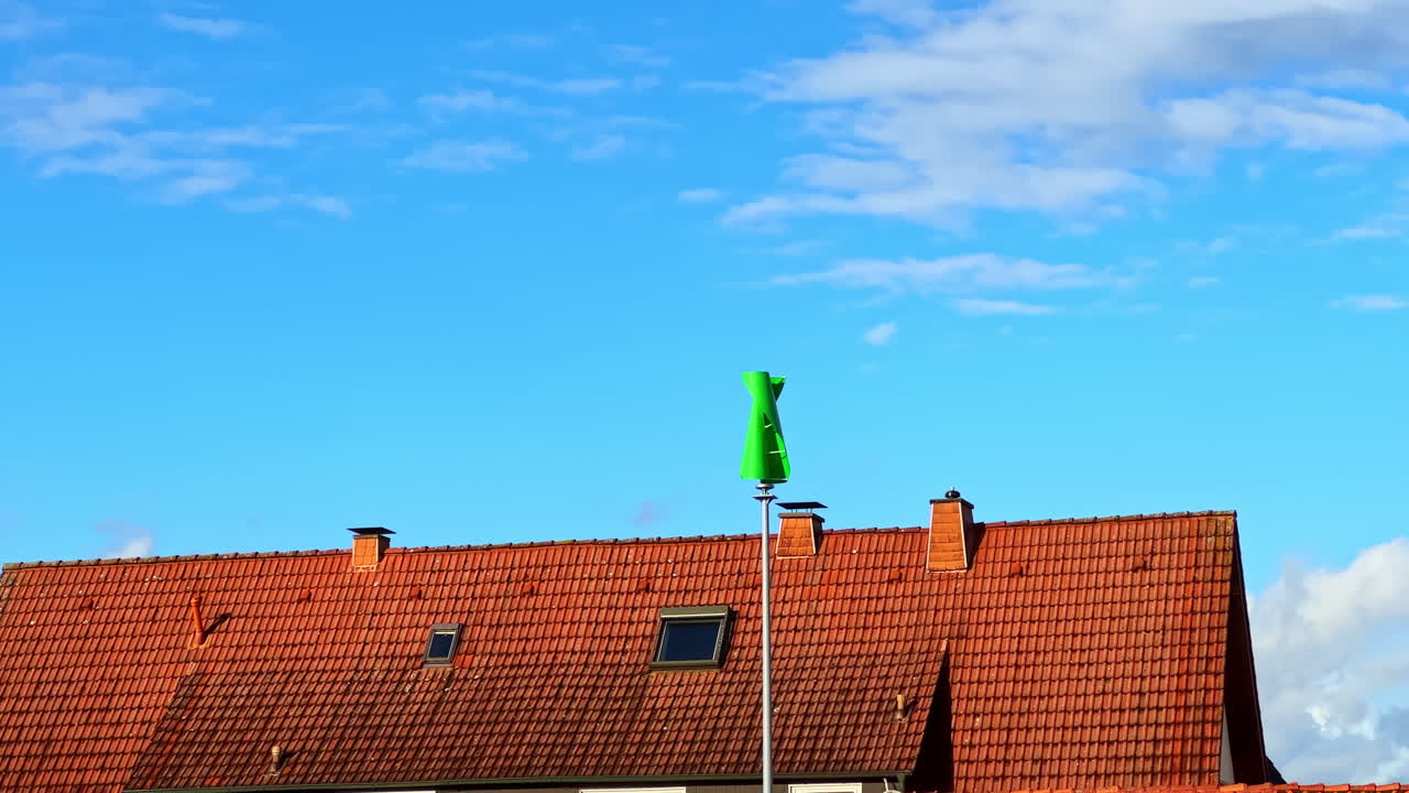 Kirkkaanvihreä esine erottuu sinistä taivasta ja kattoja vasten pienessä kaupungissa kirkkaana päivänä.