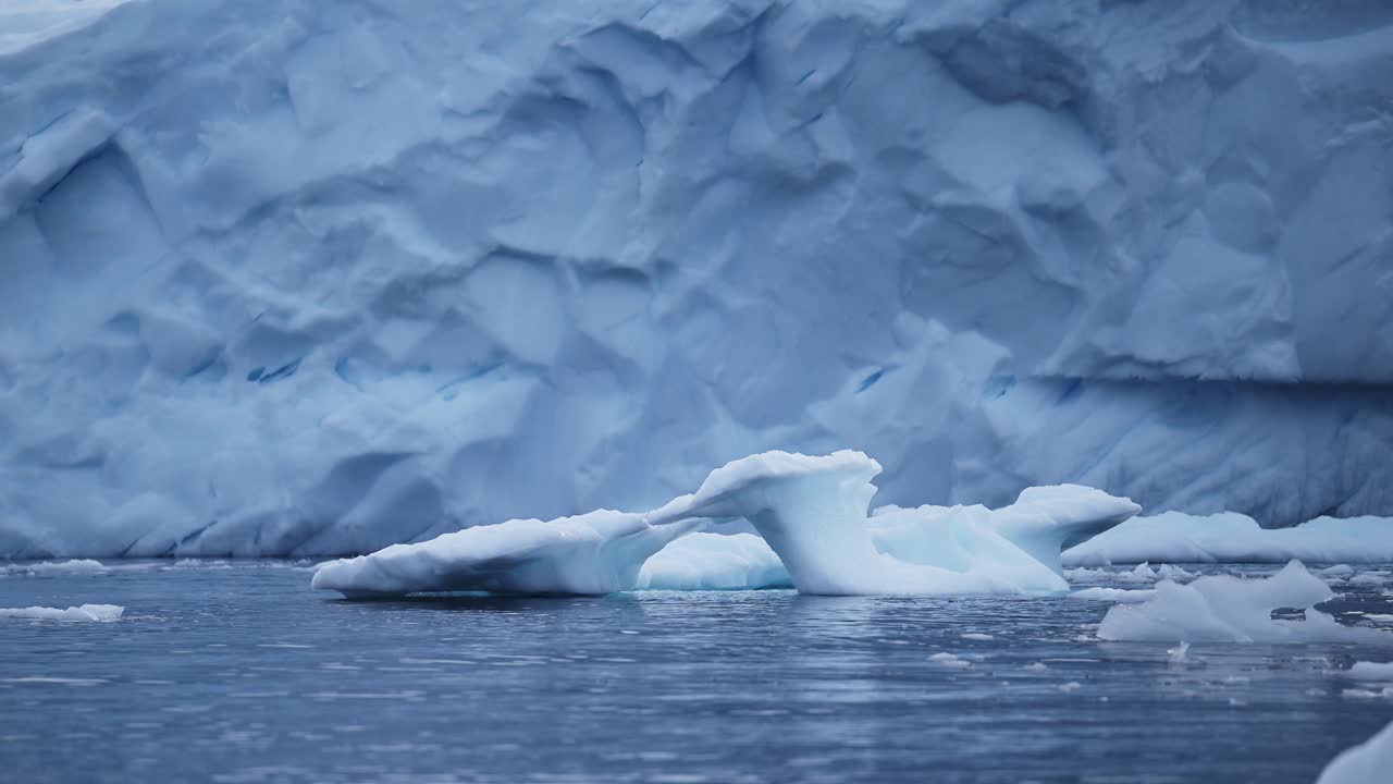 cerca del hielo marino en invierno, hielo azul frío helado en la antártida en la península antártica en condiciones de clima frío