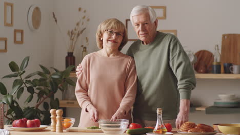 Porträt-Eines-Glücklichen-älteren-Paares-In-Der-Küche