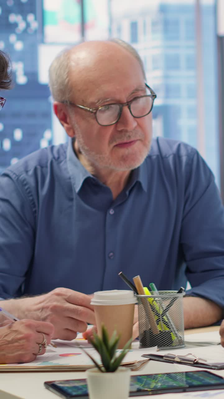Vertikal video: Finansrådgiver hjælper ældre par med forskellige pensionsstrategier
