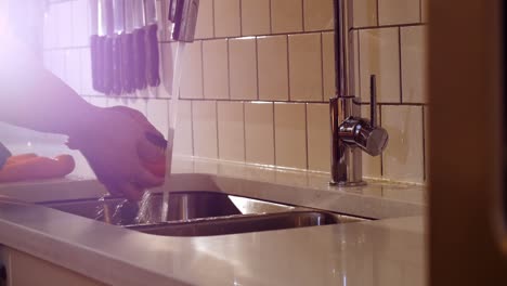 Koch-Wäscht-Seine-Hand-Im-Waschbecken