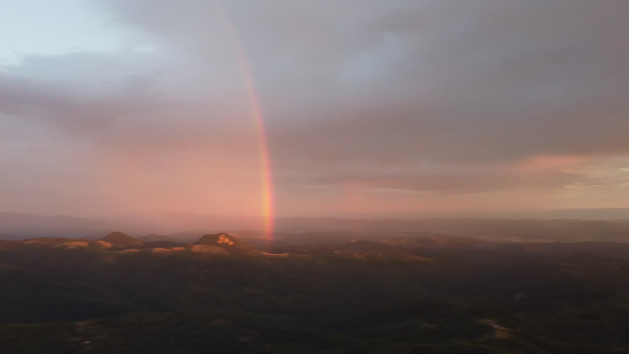 hermoso arcoiris sobre el bosque