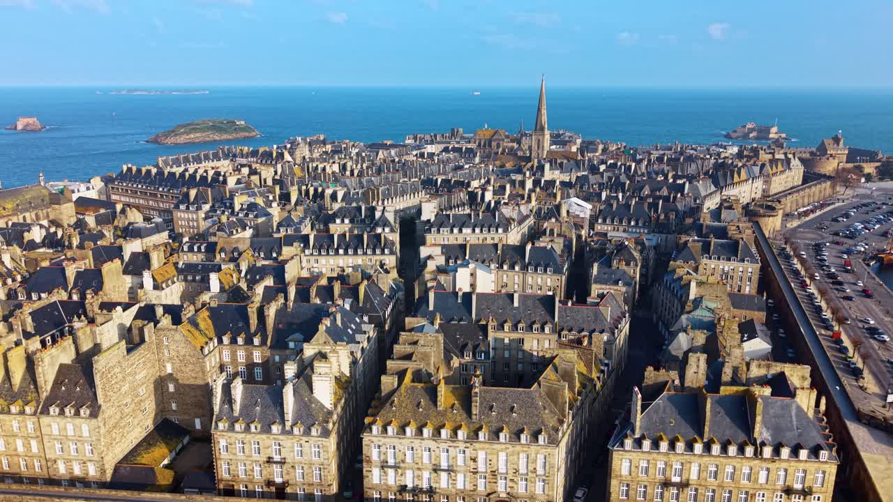 Drone voando sobre Saint-Malo Intra-Muros com o Forte Nacional, Petit Bé e Grand Bé, na Bretanha, França