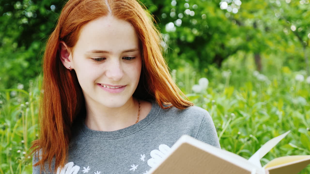mujer joven lee un libro en el parque