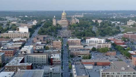 edificio del capitolio del estado de iowa en des moines, iowa con video de drones de paralaje en movimiento