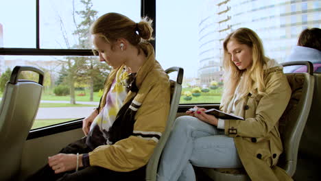 jóvenes sentados en el autobús