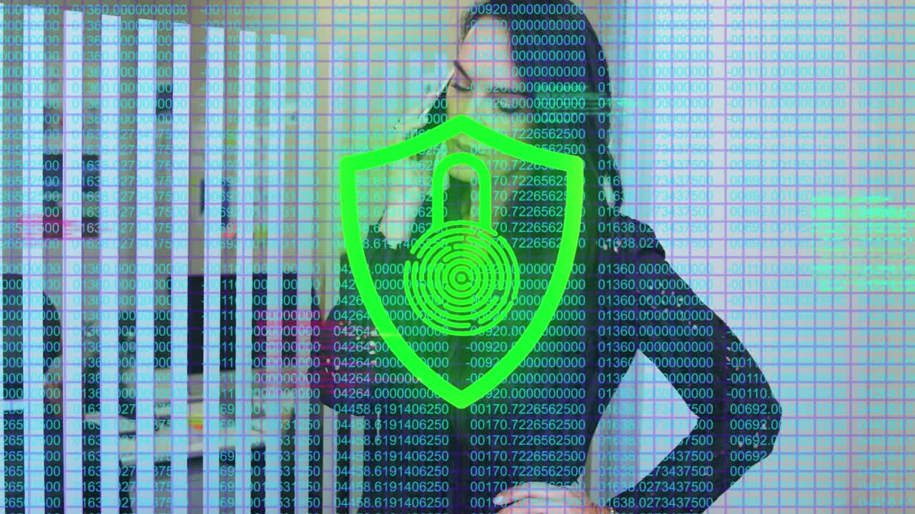animación de candado y procesamiento de datos sobre mujer de negocios caucásica en teléfono inteligente en la oficina