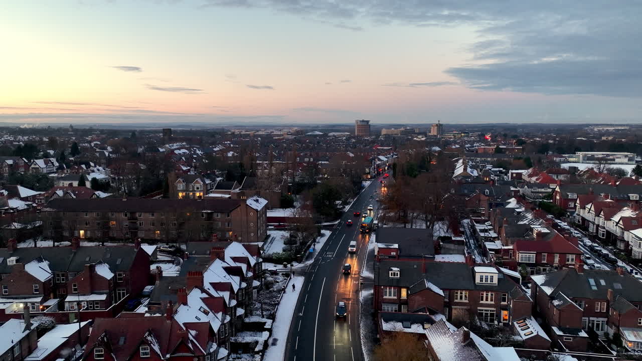 12월 눈이 내린 후 뉴캐슬의 마을에서 해가 지는 아름다운 드론