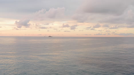 Una-Vista-Aérea-De-Ensueño-De-Aguas-Y-Cielos-Infinitos-Durante-La-Puesta-De-Sol