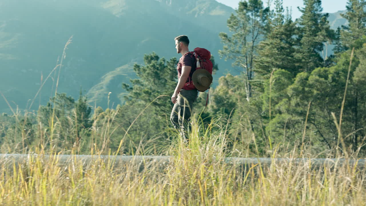 caminata, senderismo o hombre en la naturaleza para explorar