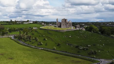 Eine-Aufsteigende-Drohnenaufnahme-Des-Felsens-Von-Cashel,-Dem-Alten-Sitz-Derjenigen,-Die-In-Zeiten-Vor-Der-Normannischen-Invasion-Die-Provinz-Munster-In-Irland-Regierten