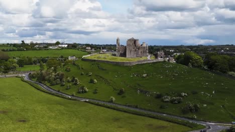 una toma de ubicación desde un dron de la roca de cashel, que es la antigua sede de quienes gobernaron la provincia de munster en irlanda en tiempos anteriores a la invasión normanda.