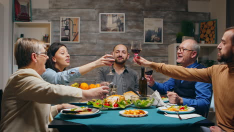 amigos en la cena de familia multigeneracional tarde el domingo por la noche
