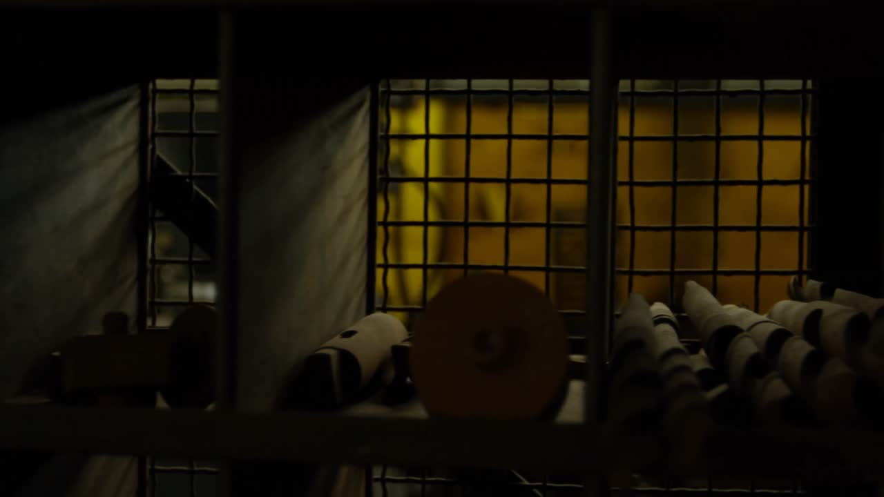 инструменты и металлическое оборудование на полке в мастерской 4k