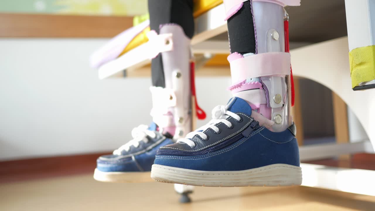 niño con aparatos ortopédicos para las piernas