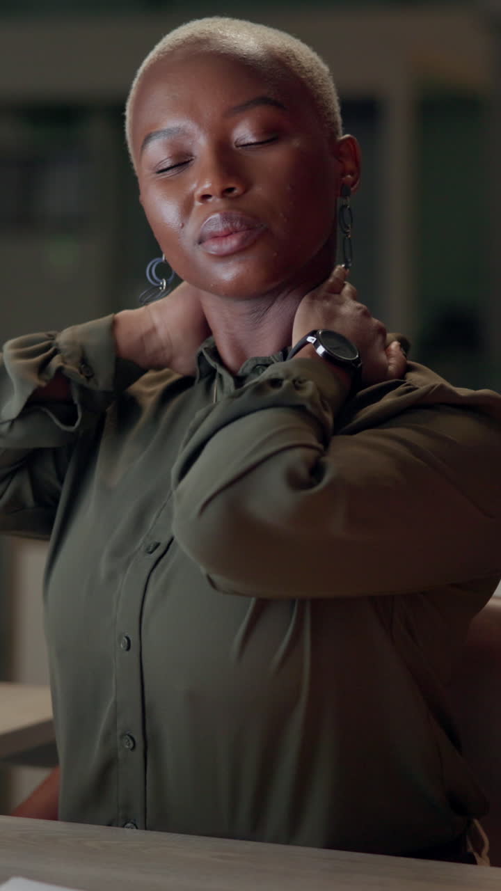 mujer estirando el cuello en el trabajo