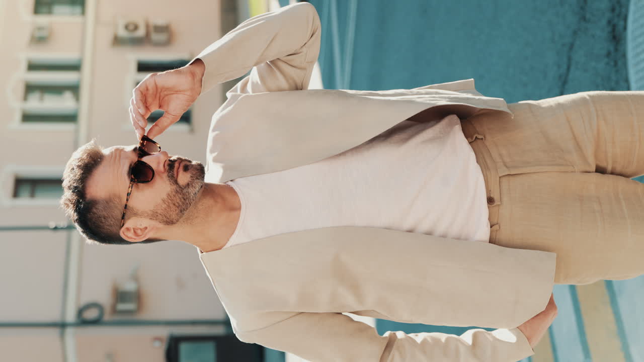 도시에서 고 있는 세련된 남자