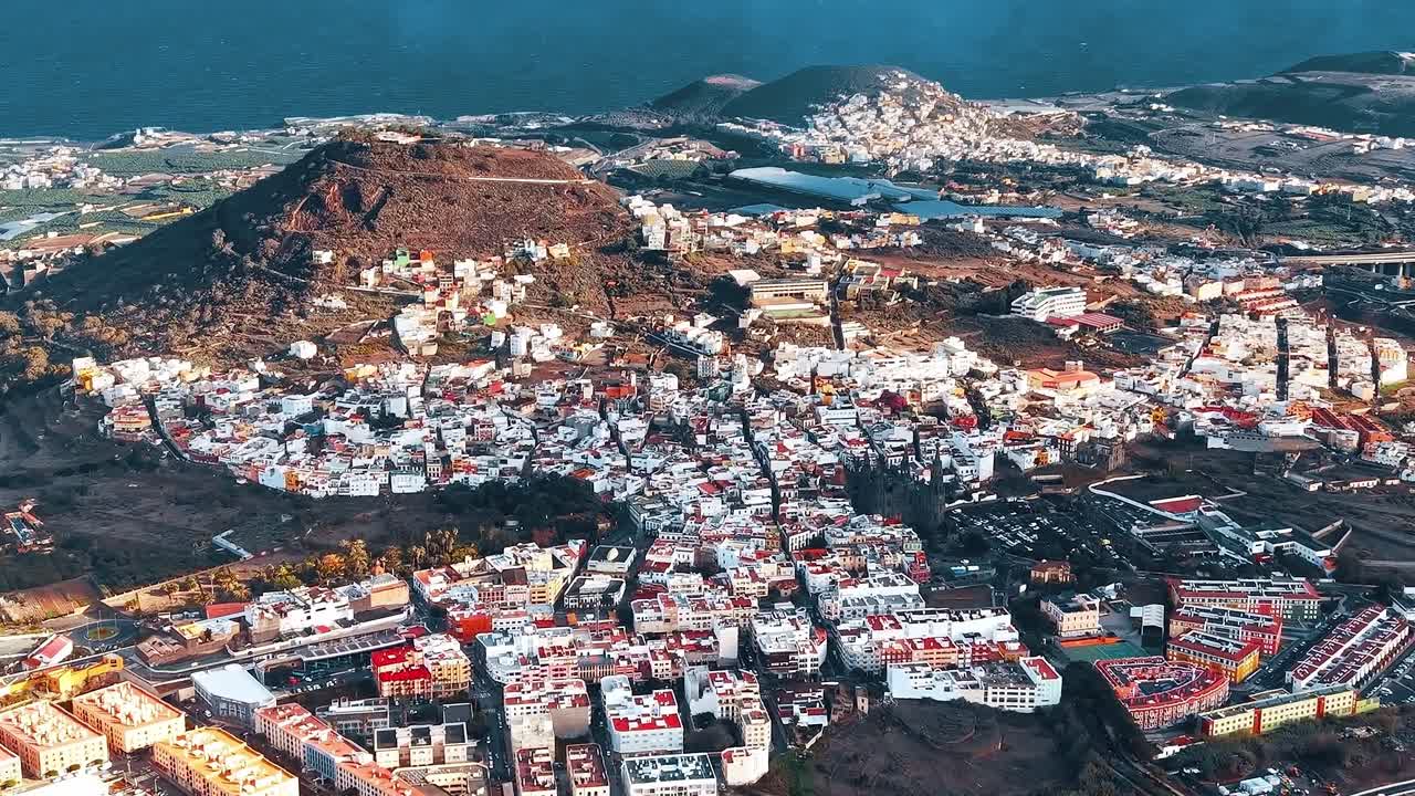 Udsigt over Gran Canarias landskab med bygninger og bjerge i Spanien