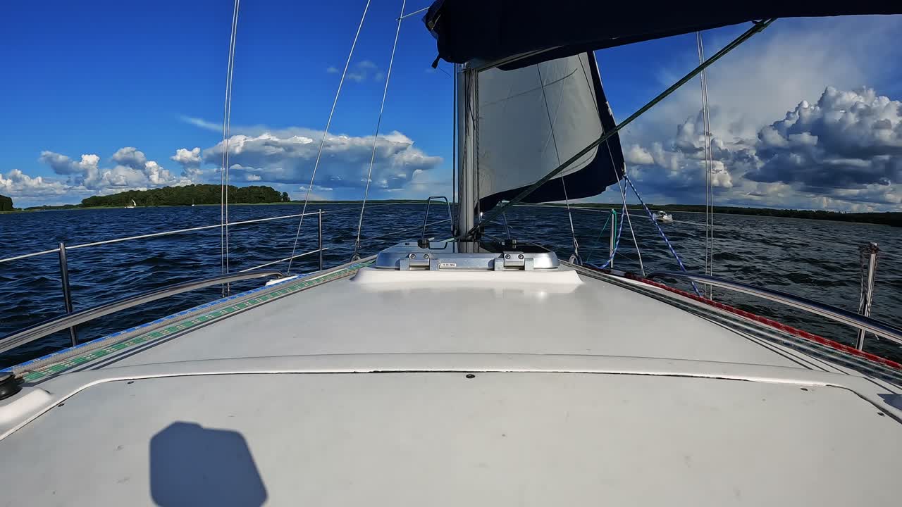 Zeitraffer mit einer Segeljacht auf dem See
