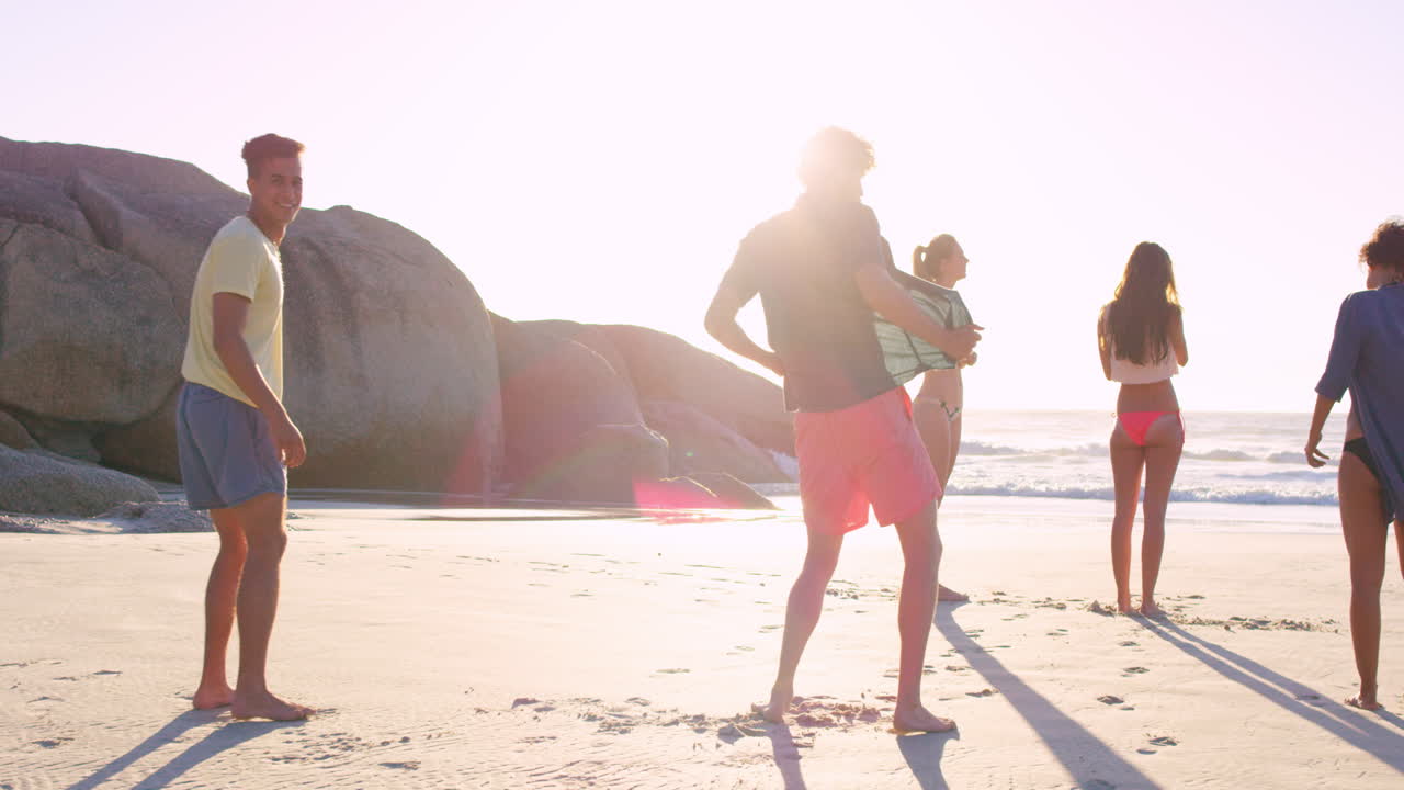 친구 들 의 그룹 이 수영 을 하려고 준비 하고 있다