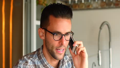 hombre guapo hablando por teléfono móvil