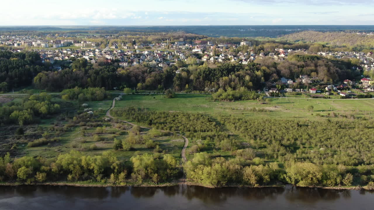 Mooie Litouwse stad bovenop de rivierhelling van de Nemunas, luchtfoto met pan naar rechts