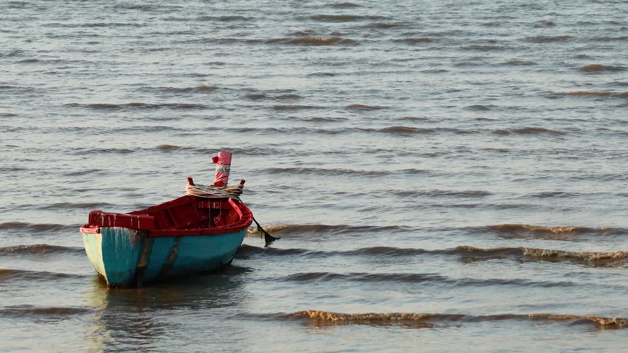 파타야의 조용한 바다에서 배가 조용히 떠다니고 있습니다.