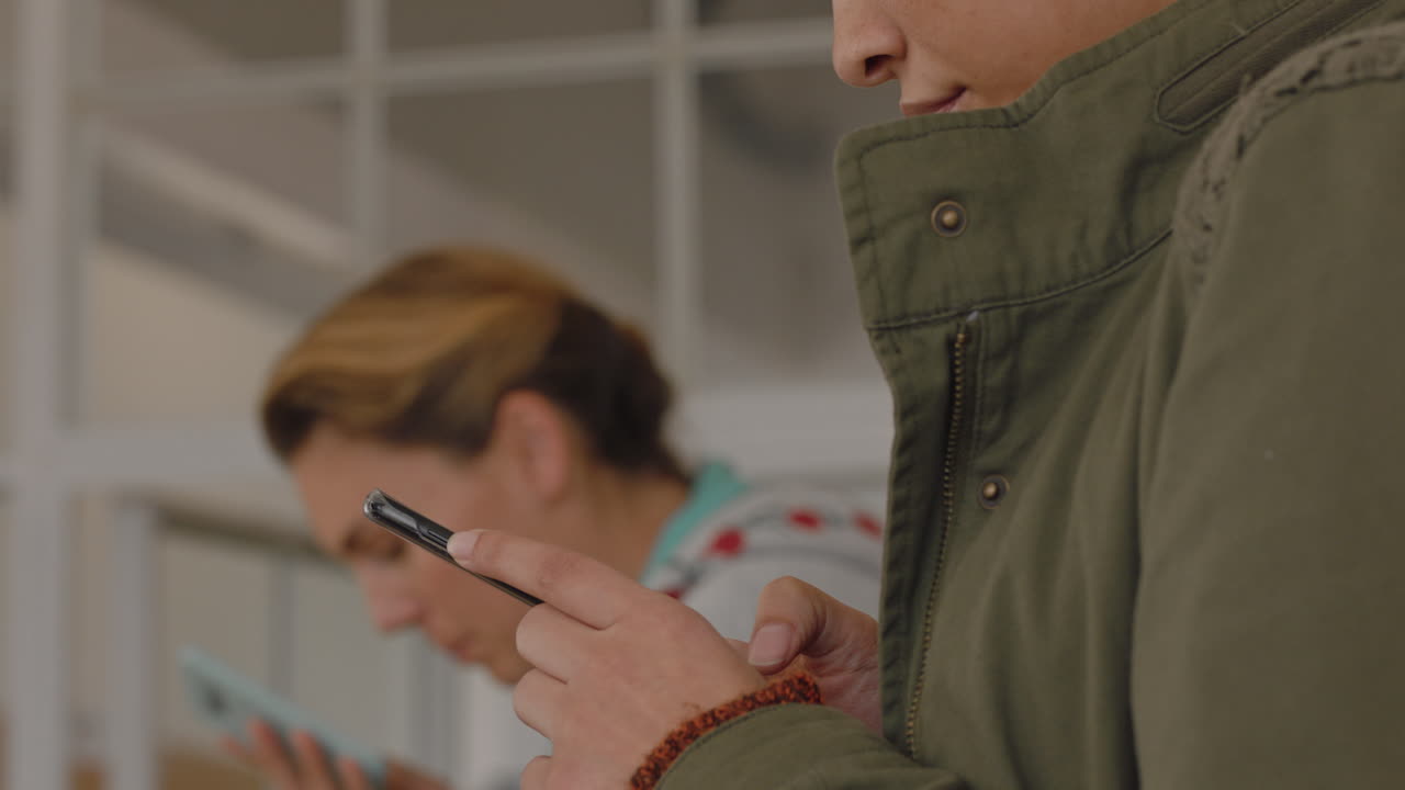 класс йоги молодая женщина использует технологии смартфонов, отправляет текстовые сообщения, делится фитнес-стилем в социальных сетях, расслабляется в студии, готова уйти