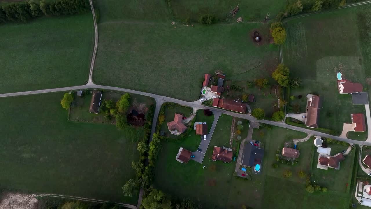 vista de arriba hacia abajo, casas y hierba verde