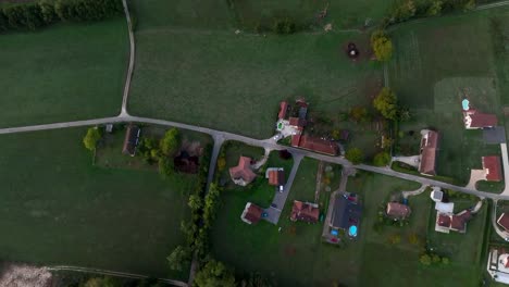 Top-View-to-Bottom,-houses-and-green-grass